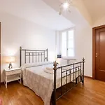 Guesthost - Large In The Historic Center Of Apartment Parma