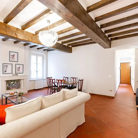 Large In The Historic Center Of Apartamento Parma