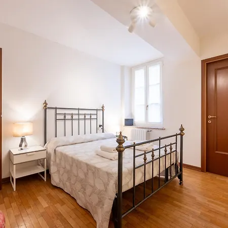 Guesthost - Large In The Historic Center Of Lejlighed Parma