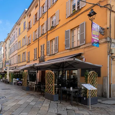 Guesthost - Large In The Historic Center Of بارما