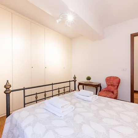Lejlighed Guesthost - Large In The Historic Center Of Parma
