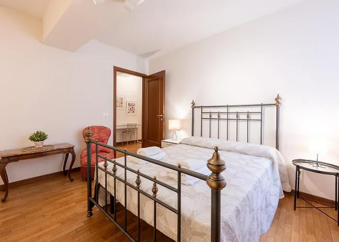 Appartamento Guesthost - Large In The Historic Center Of *