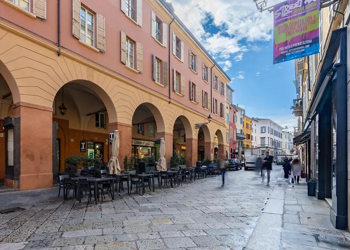Guesthost - Large In The Historic Center Of Appartamento Parma